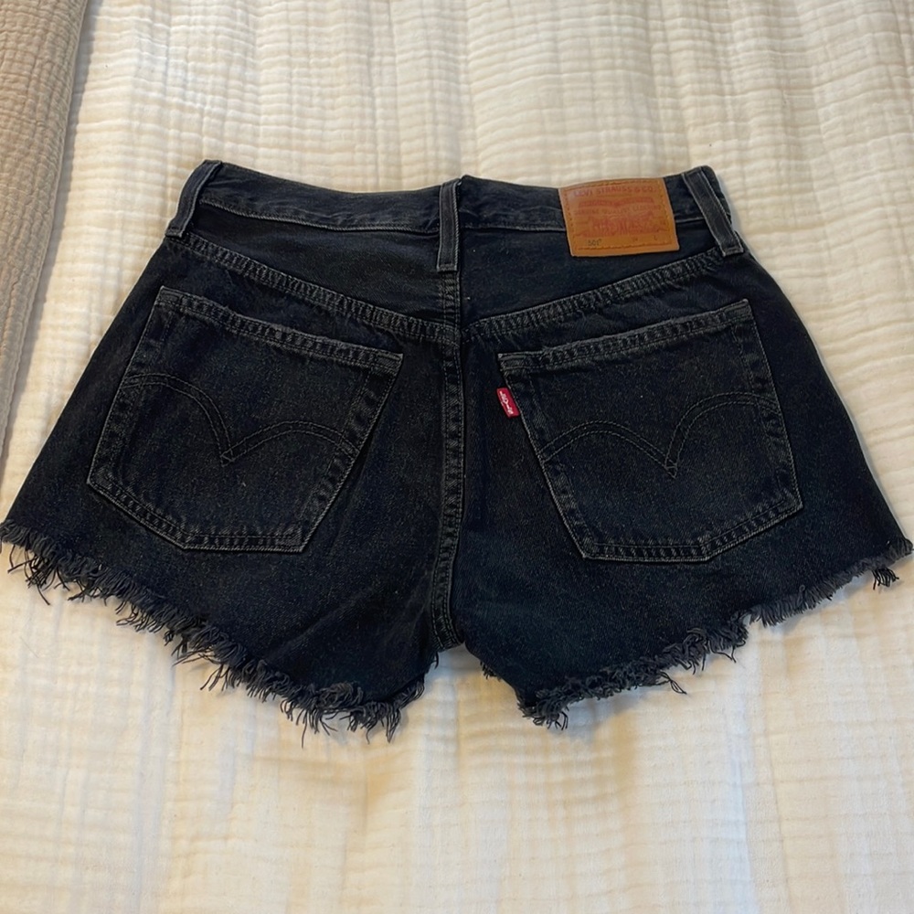 LEVIS SIZE 25 BLACK SHORTS RIPPED